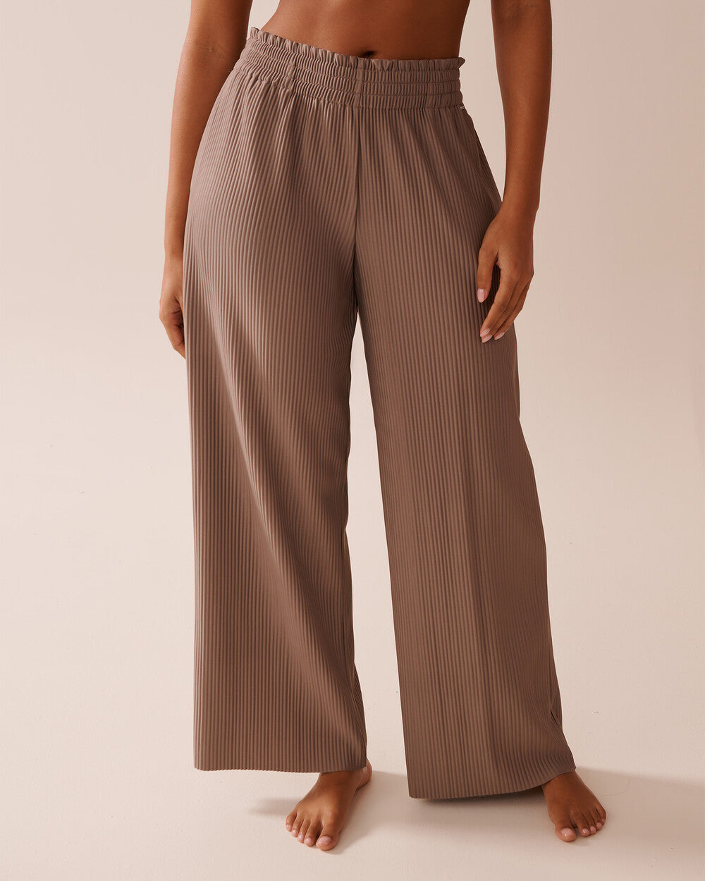 Wide pleated pants for women with elastic waistband and side pockets Lune London