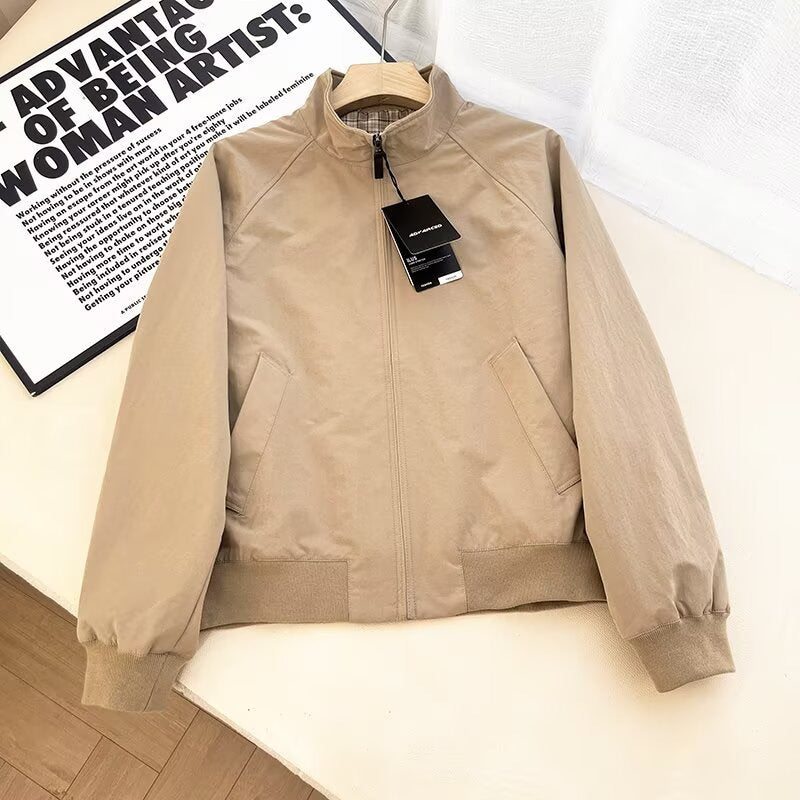 Veste de transition féminine à la mode avec col montant et poches pratiques Chic & Stil