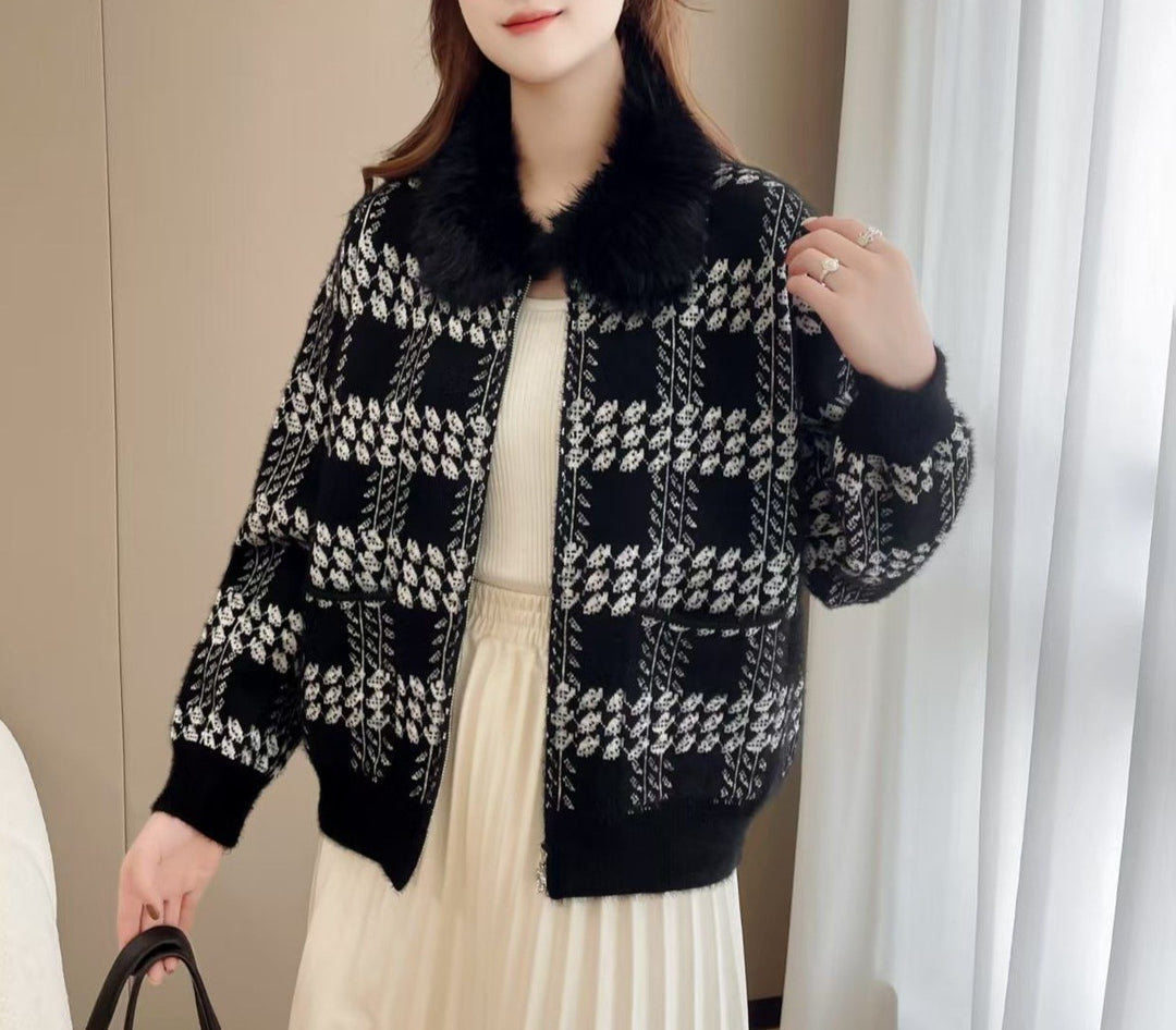 Cardigan pour femmes designer avec col en fausse fourrure luxueux Chic & Stil