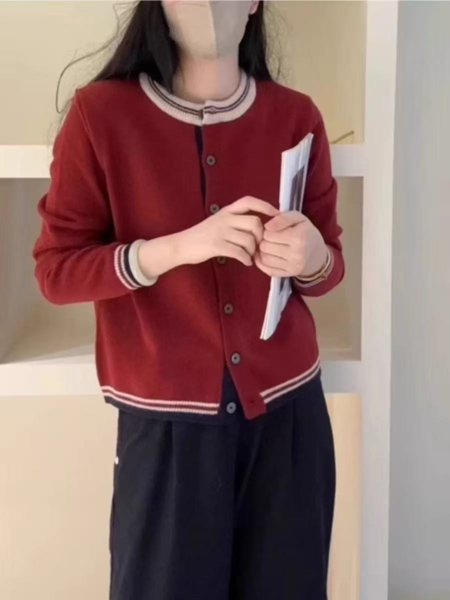 Cardigan pour femmes avec des poignets contrastés et des détails de bouton Chic & Stil