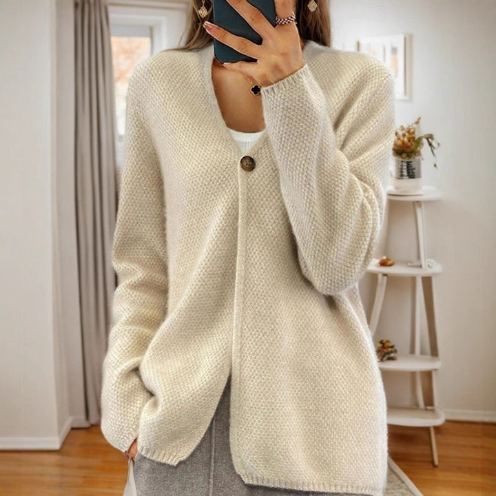 Knit jacket for women with a fine structure and a chic buttonhole Stil