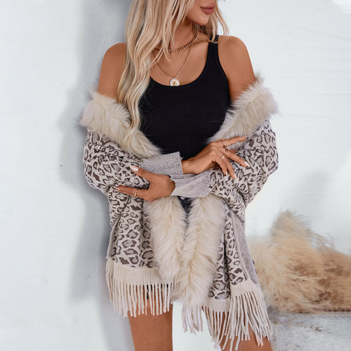 Elegant women's poncho sweater with a luxurious faux fur collar and a fringed hem Lune London