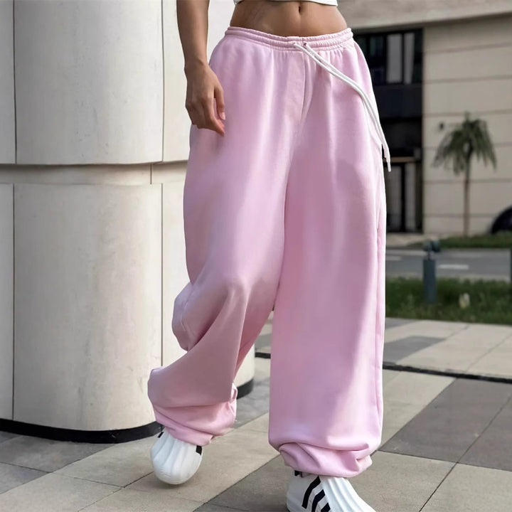 Comfortable and casual leisure pants for women with elastic waist and loose fit Lune London