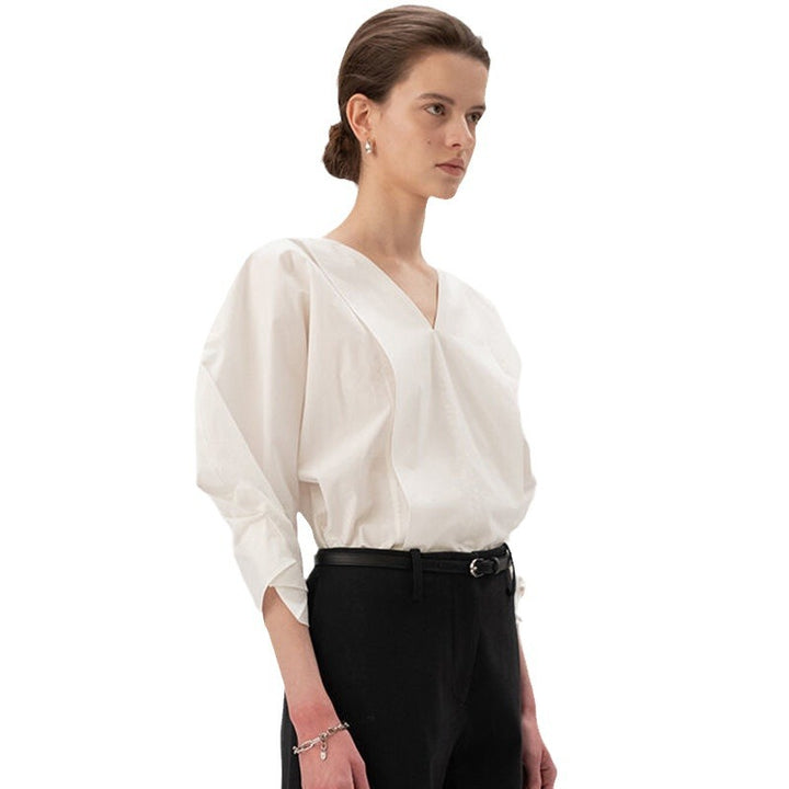 Blouse féminine tendance avec des manches volumineuses et un décolleté en V Chic & Stil