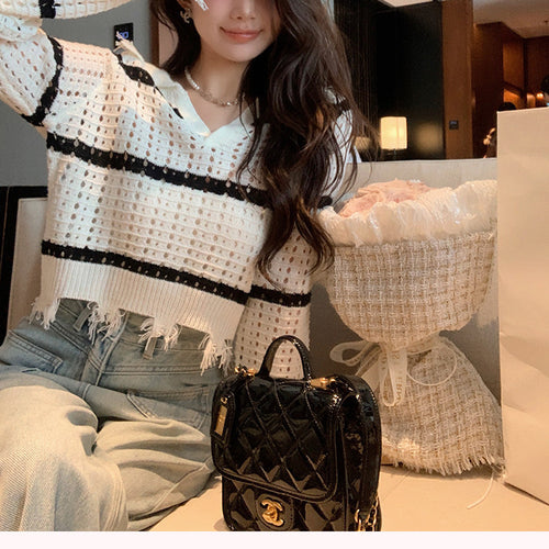 Pull en tricot aérien pour femmes avec un design en maille moderne et un motif rayé continu Chic & Stil