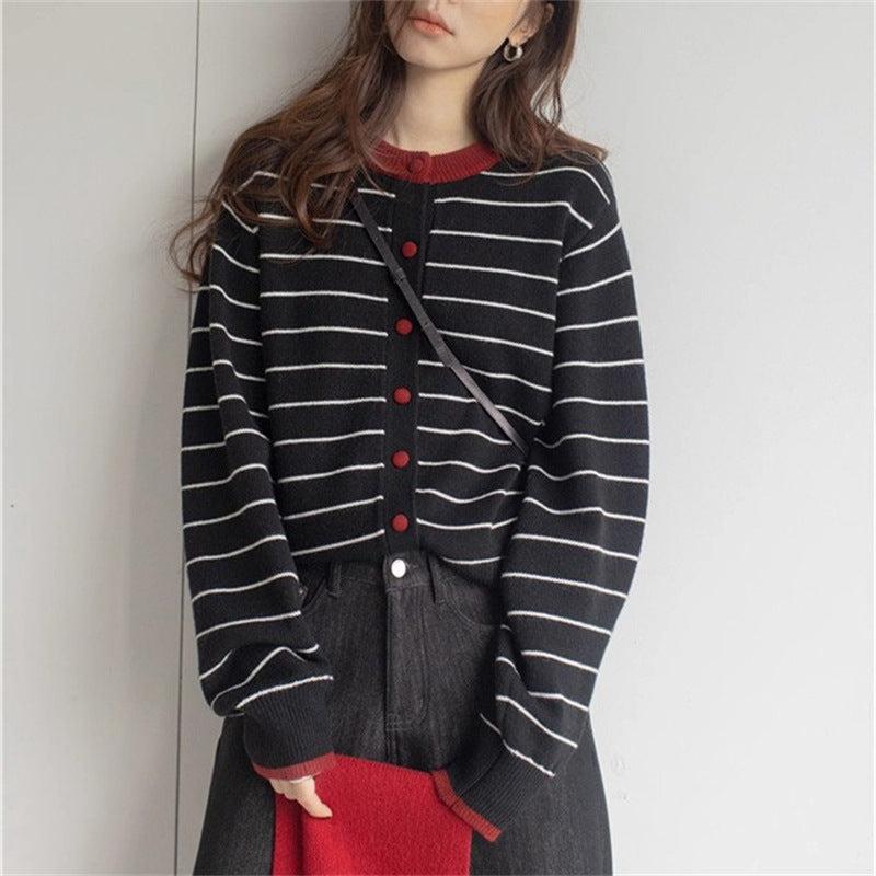 Comfortable knitted cardigan for women with a youthful striped pattern and a practical button closure Lune London