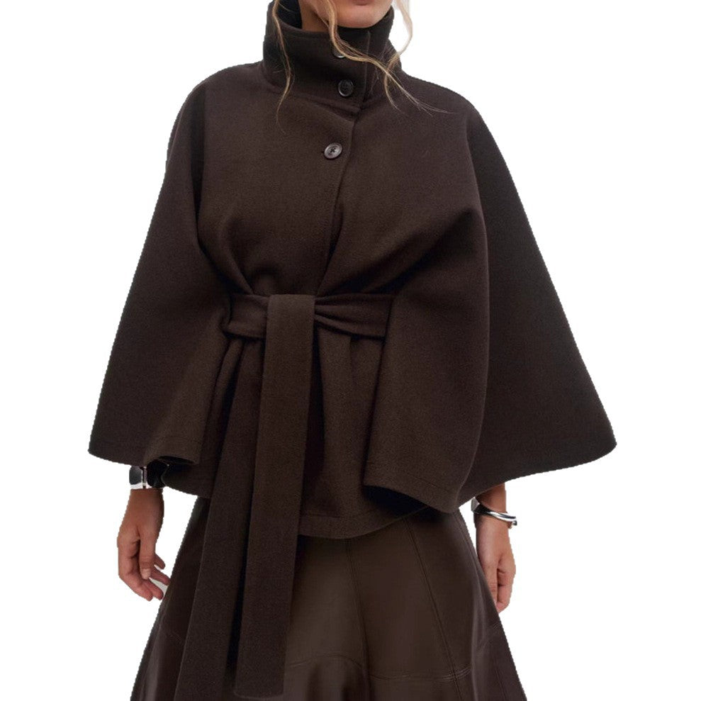 Veste cape élégante pour femmes avec un col montant et une ceinture Chic & Stil