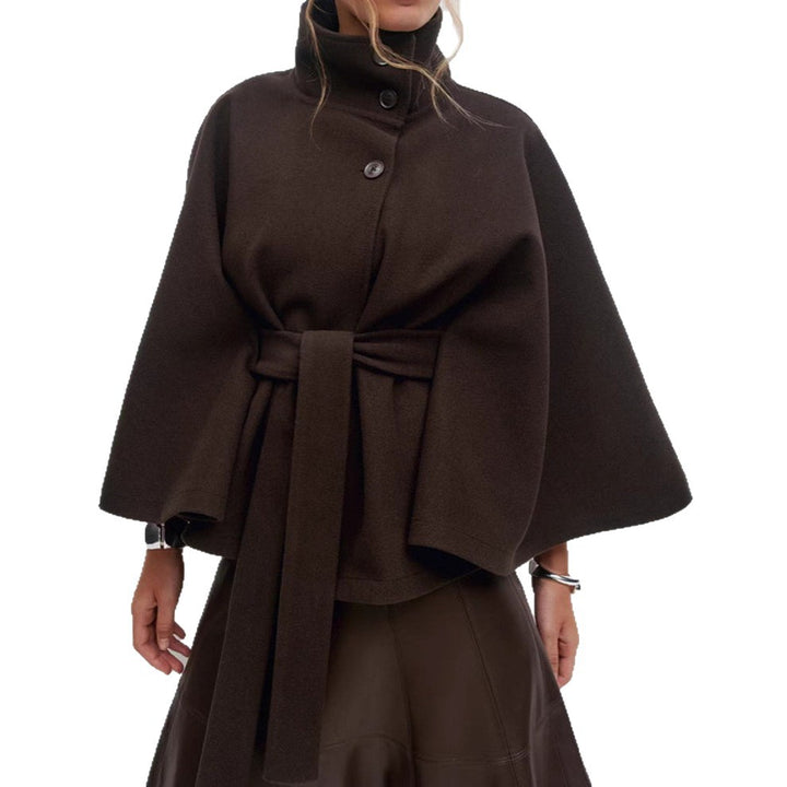 Veste cape élégante pour femmes avec un col montant et une ceinture Chic & Stil
