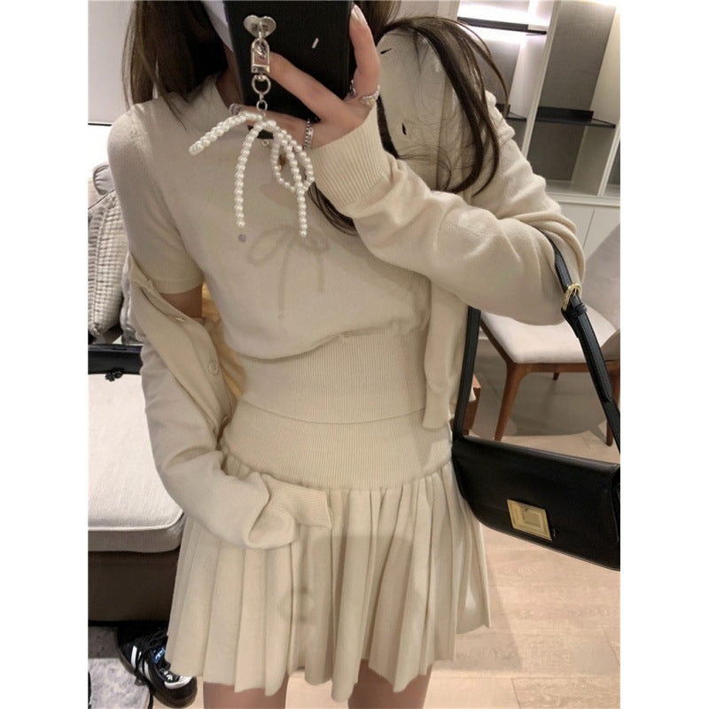 Robe tricot à manches courtes pour femmes avec jupe plissée et encolure ronde Chic & Stil