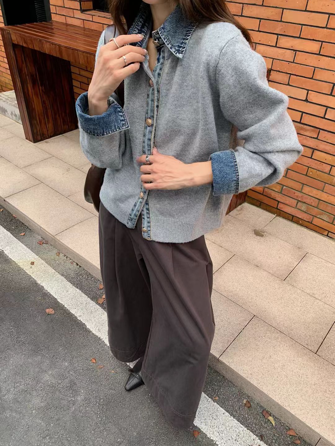 Chemise overshirt décontractée pour femmes avec un col en denim inhabituel et des détails de boutons Chic & Stil