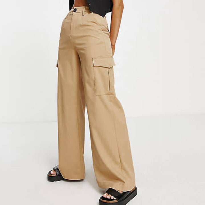 Women's cargo pants with practical side pockets and a casual fit Chic & Stil