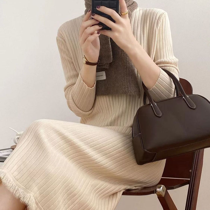 Robe tricotée pour femme avec col haut et décoration à franges tendance Chic & Stil