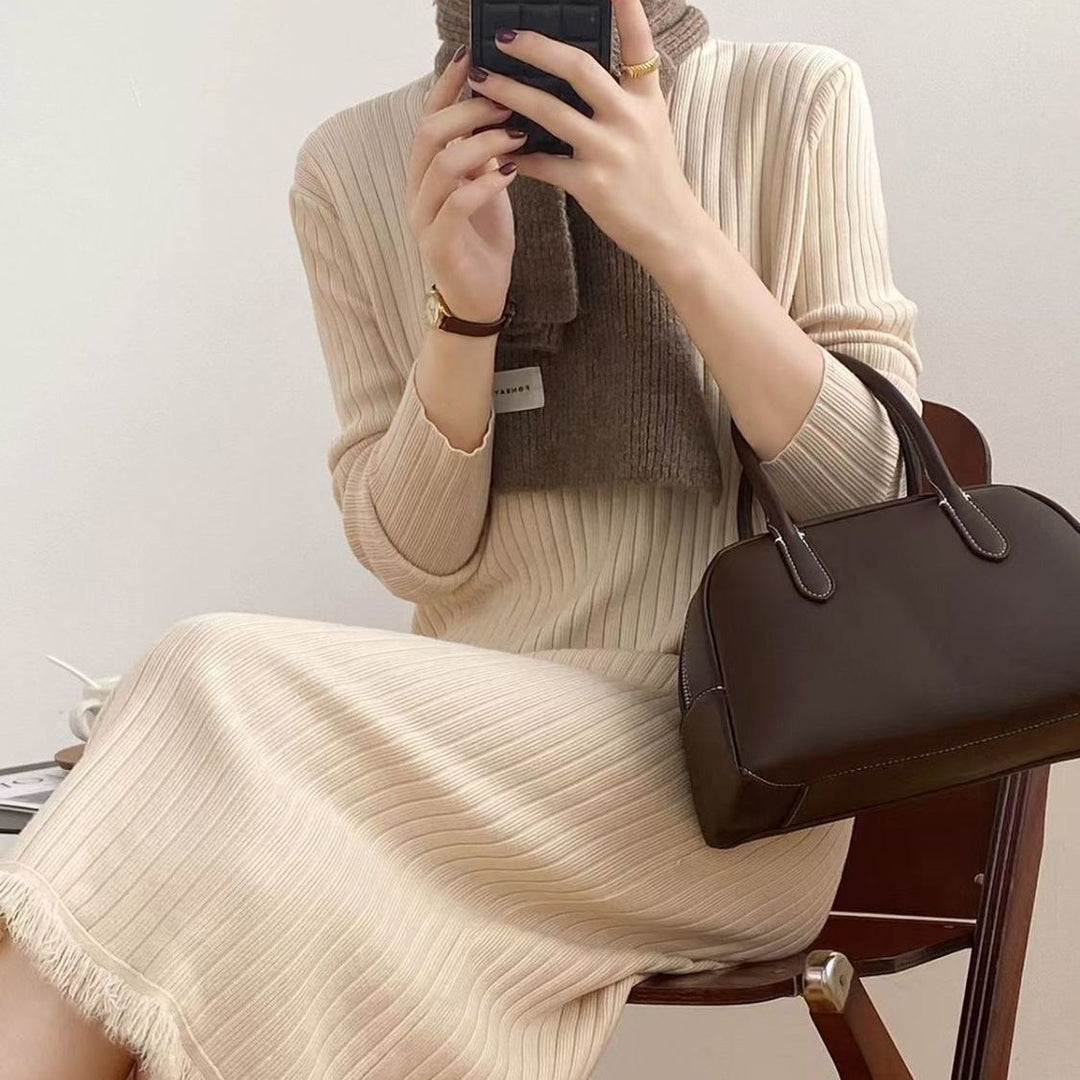 Robe tricotée à manches longues pour femmes avec un design en côtes texturé et un ourlet duveteux