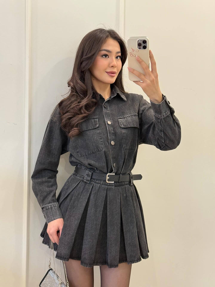 Robe chemisier en jean pour femmes avec détail de ceinture et jupe plissée Chic & Stil