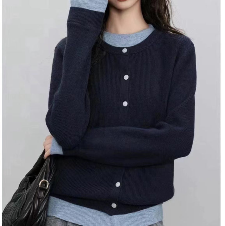 Cardigan pour femmes avec des détails de boutons classiques et un col confortable Chic & Stil