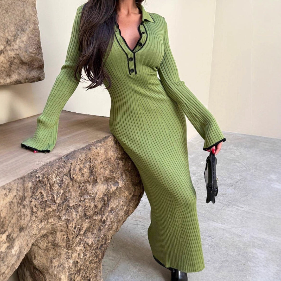 Robe maxi pour femmes avec des détails de boutons élégants et un ourlet en franges Chic & Stil
