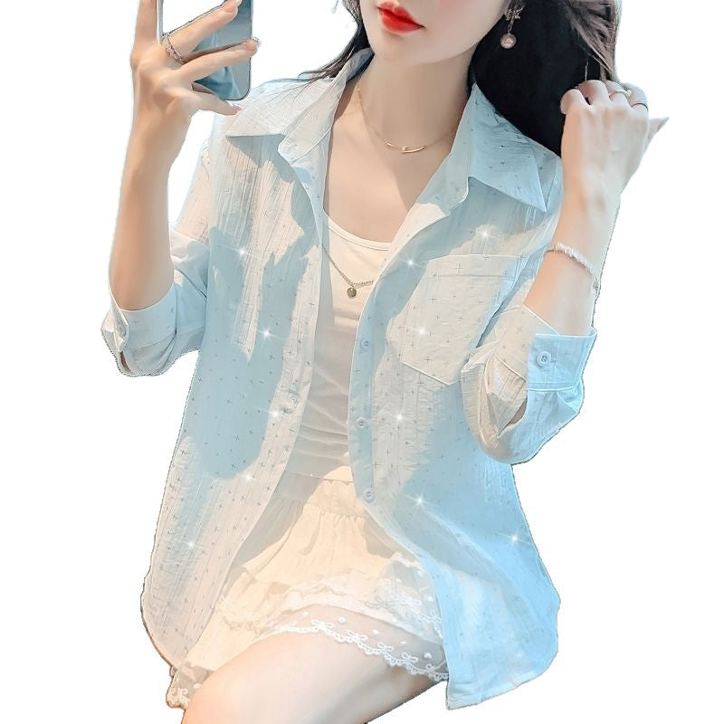 Blouse aérienne pour femmes avec de fines plissures et détails de boutons décoratifs Chic & Stil