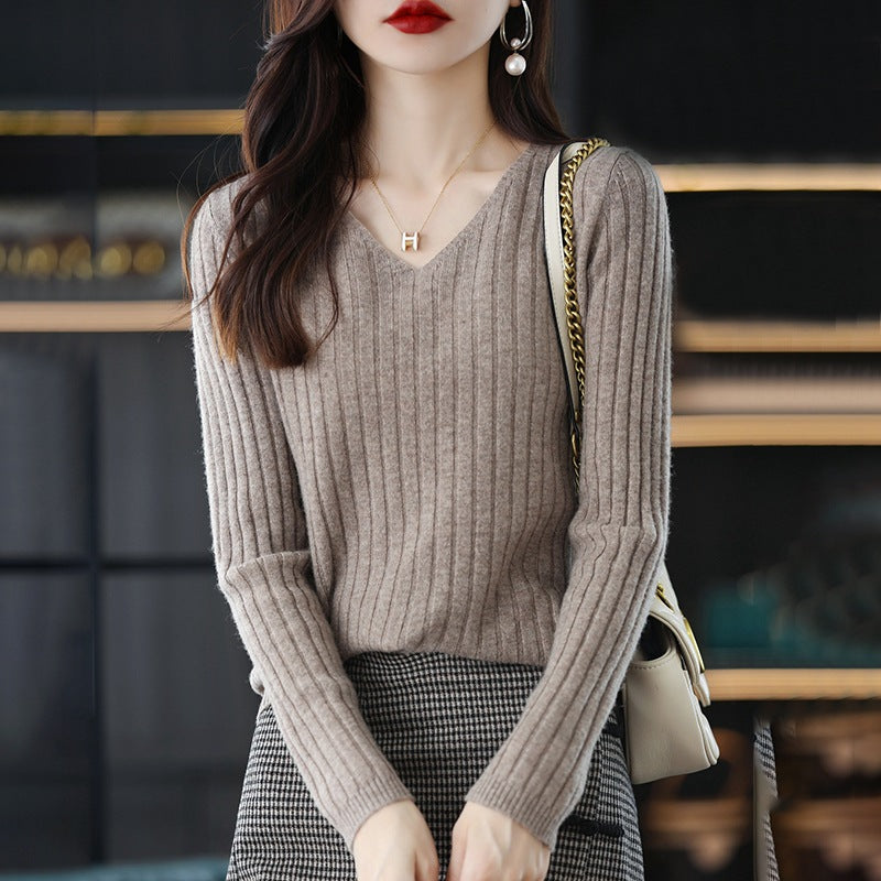 Pull femme en maille avec une structure à côtes fines et décolleté en V