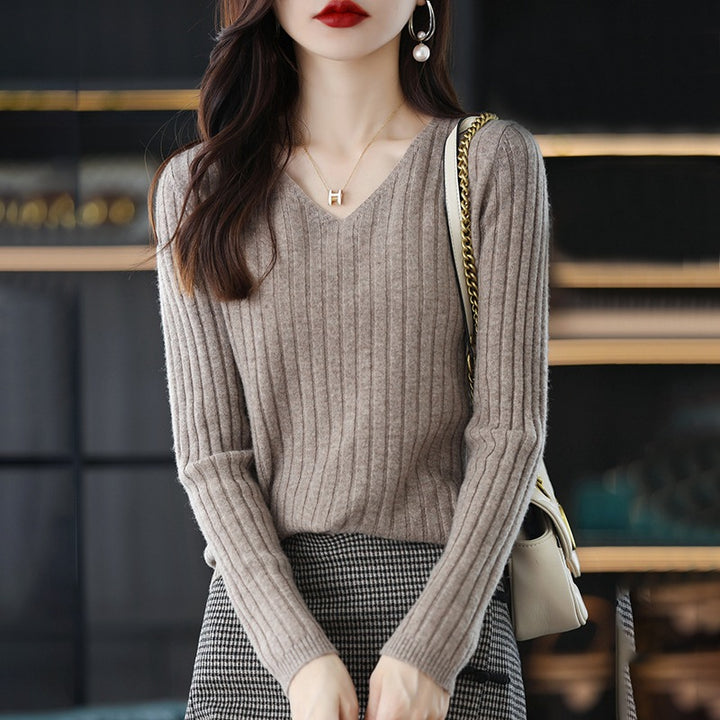 Pull femme en maille avec une structure à côtes fines et décolleté en V
