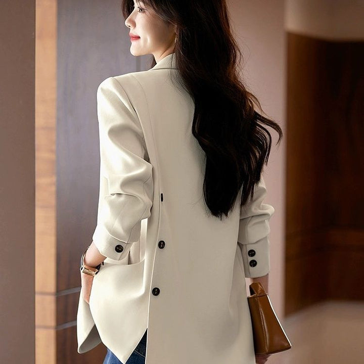 Blazer moderne femme avec coupe texturée et détails de boutons décoratifs Chic & Stil