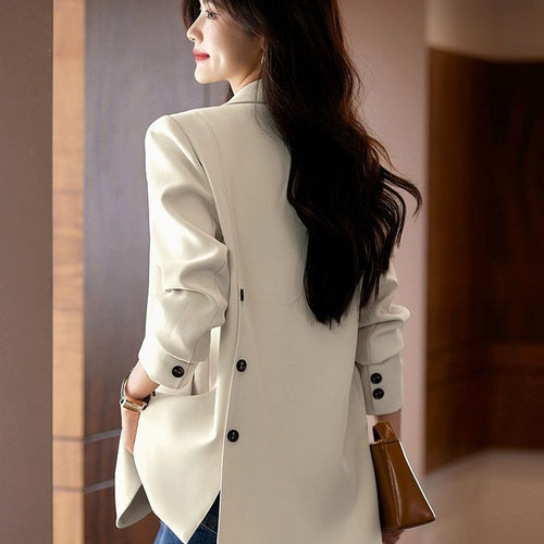 Blazer moderne femme avec coupe texturée et détails de boutons décoratifs Chic & Stil