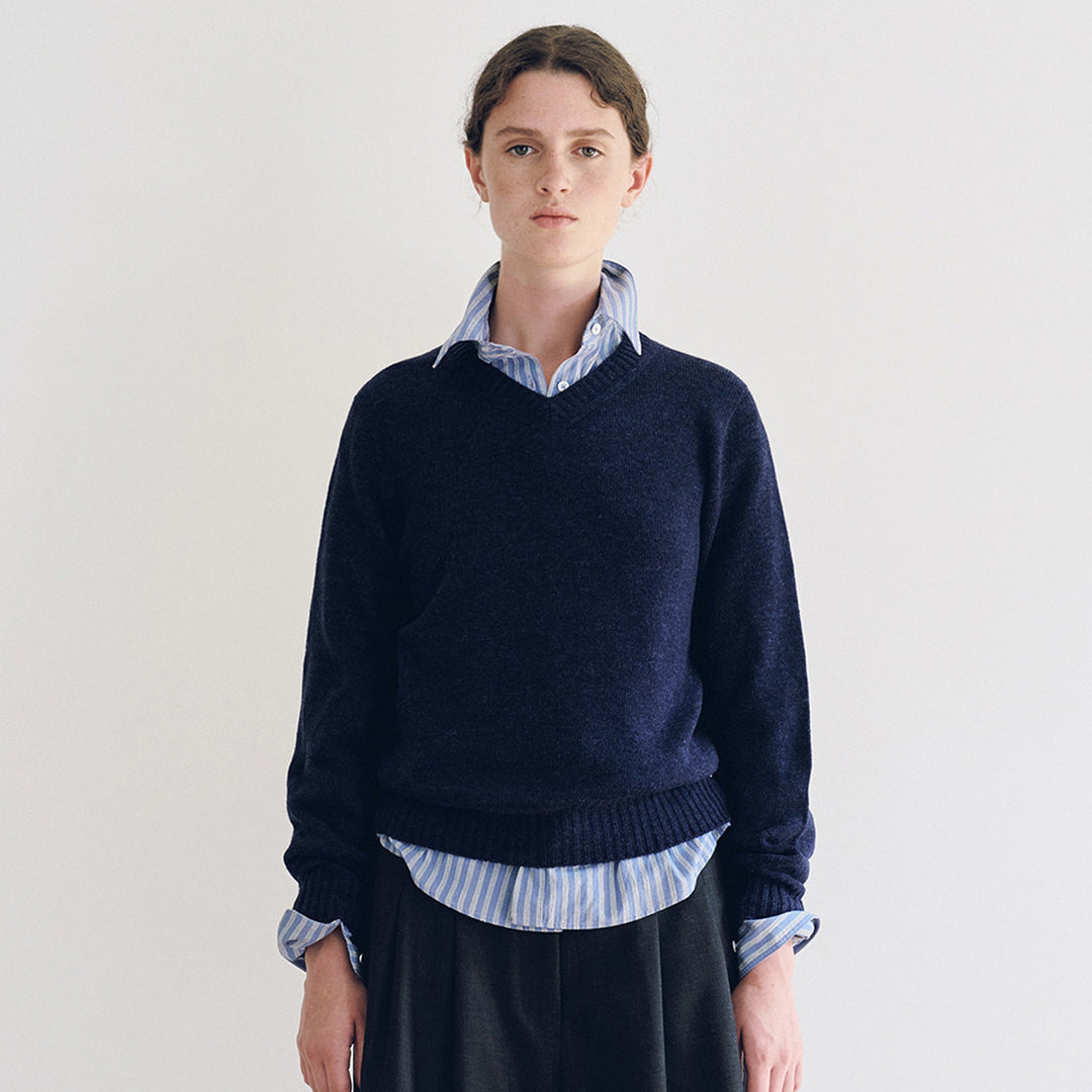 Pull fin en maille pour femmes avec col en V et large poignet Chic & Stil