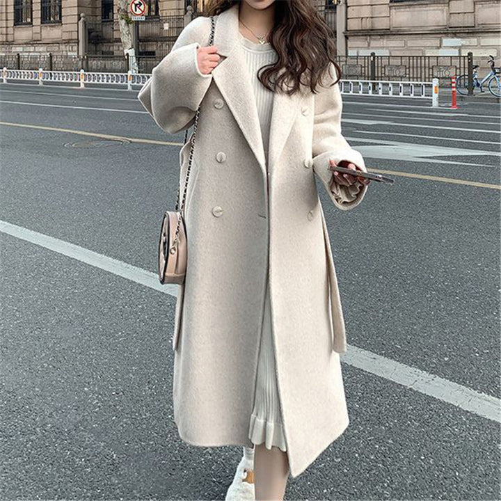 Elegant wool coat for ladies with double-breasted buttons and wide lapels Lune London