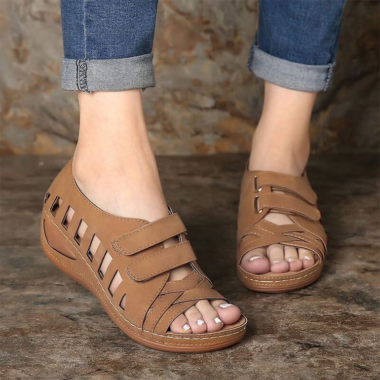 Women's comfortable clogs with adjustable straps and an anatomical chair Lune London