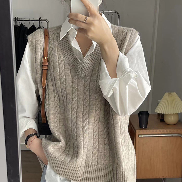 Knitted sweater for women with V-neck and twisted pattern Lune London