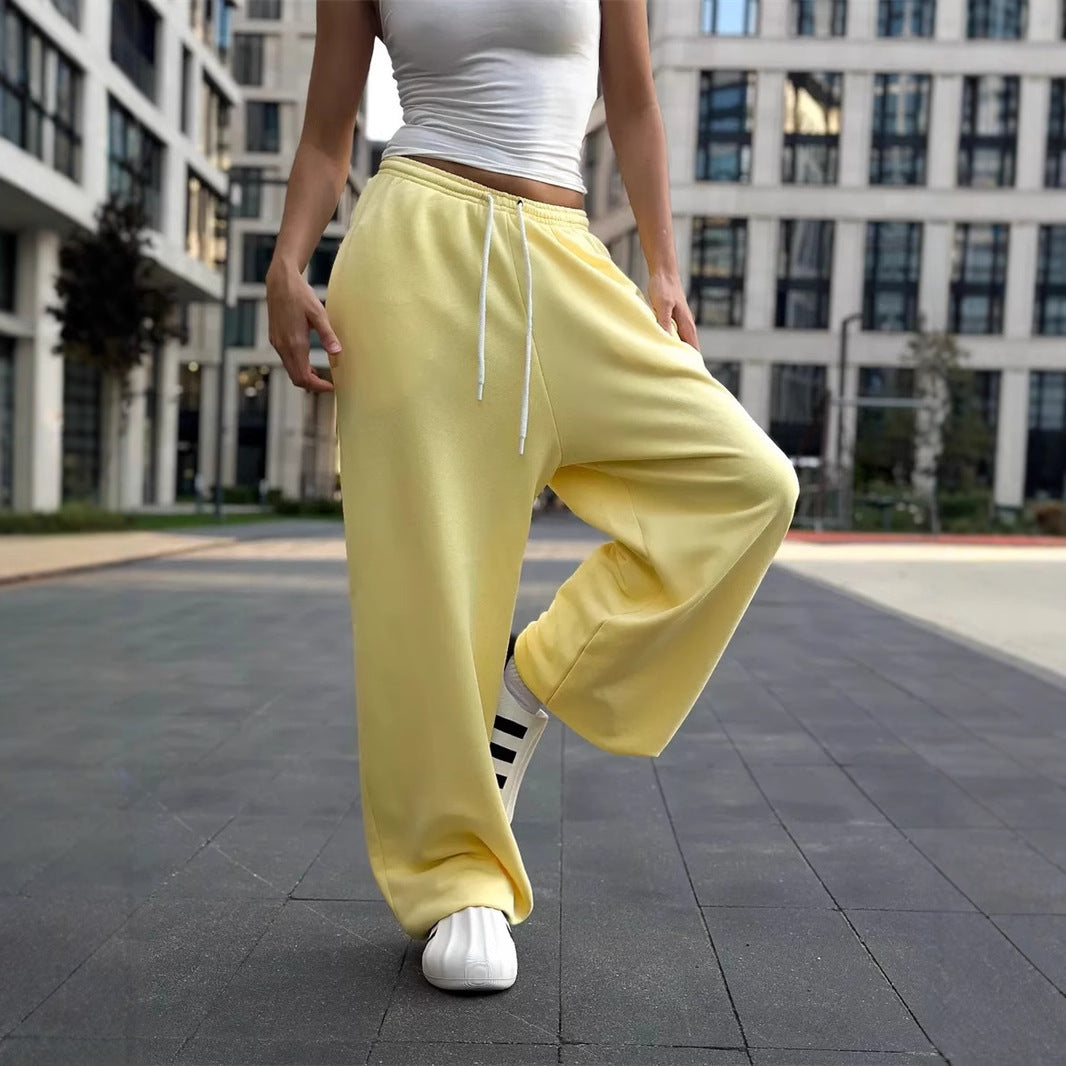 Comfortable and casual leisure pants for women with elastic waist and loose fit Lune London