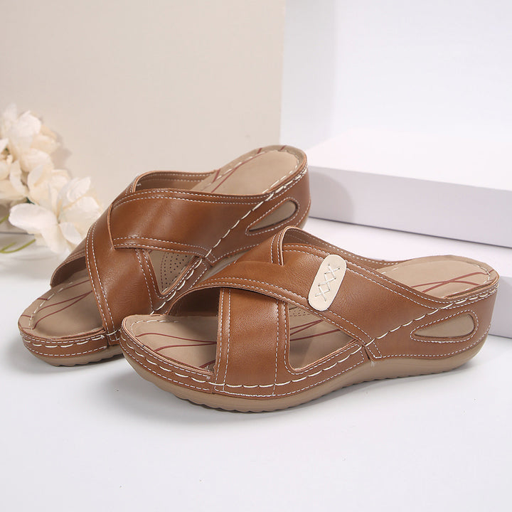 Comfortable and stylish clogs for women with ergonomic sole Lune London