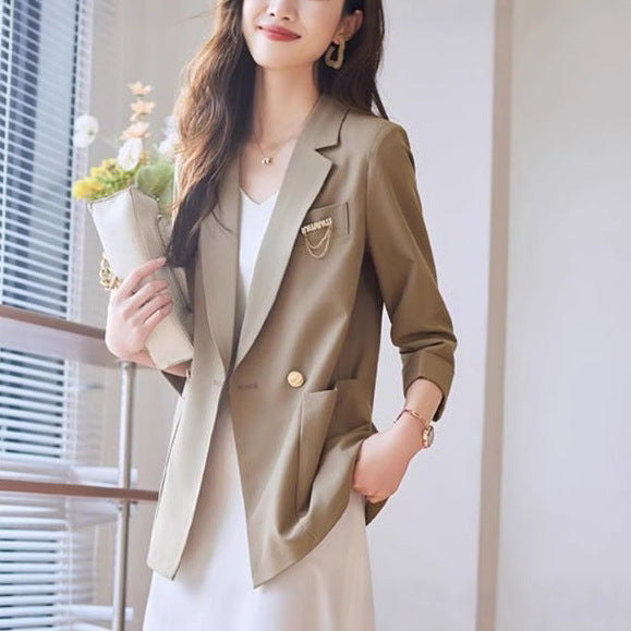 Blazer féminin à la mode avec des détails de bouton élégants Chic & Stil