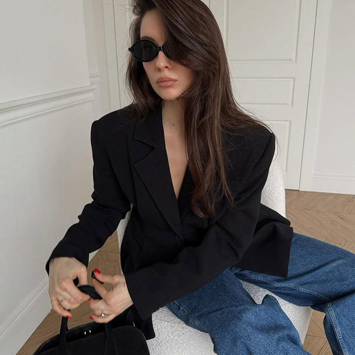 Elegant blazer jacket for women with a fitted cut and modern details Lune London