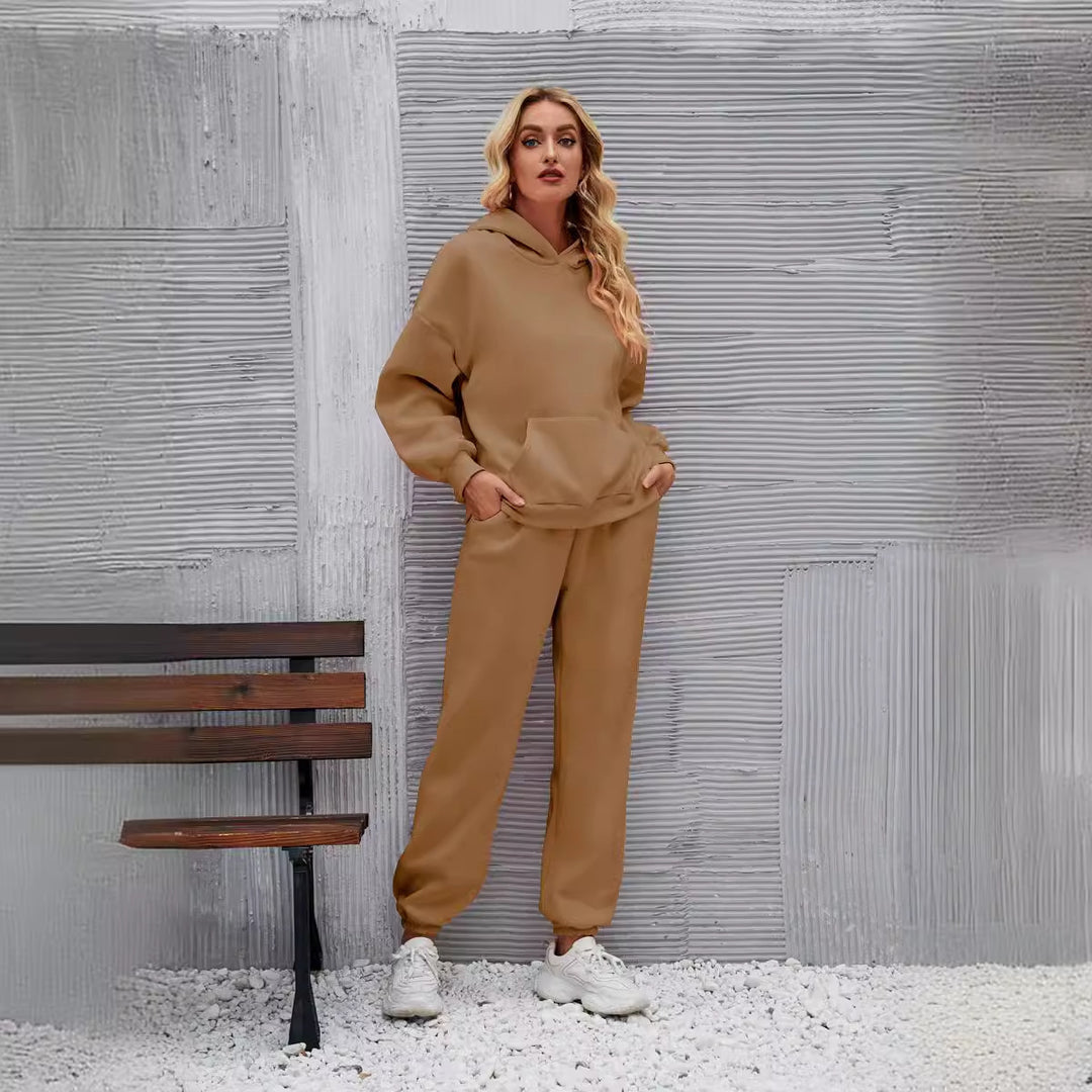 Women's casual hoodie suit with a comfortable fit and side pockets Chic & Stil