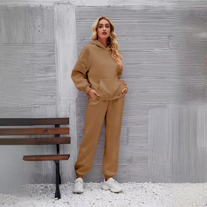 Women's casual hoodie suit with a comfortable fit and side pockets Chic & Stil