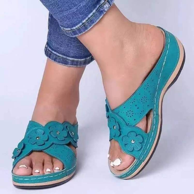 Comfortable sandals for women with trendy floral appliqués Lune London