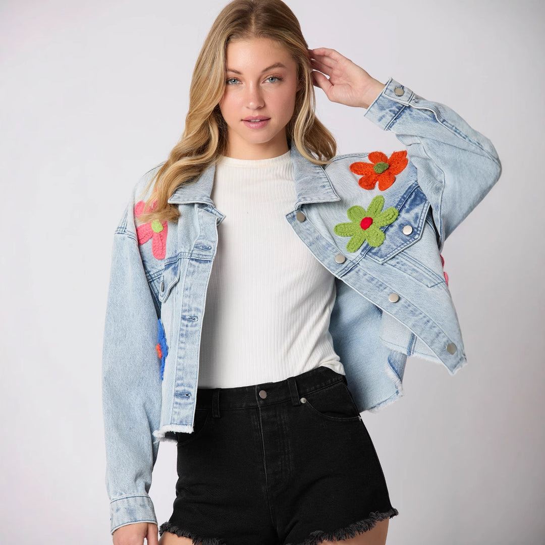 Trendy denim jacket for women with a sporty look and colorful pattern Chic & Stil