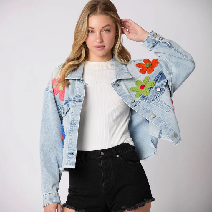 Trendy denim jacket for women with a sporty look and colorful pattern Chic & Stil