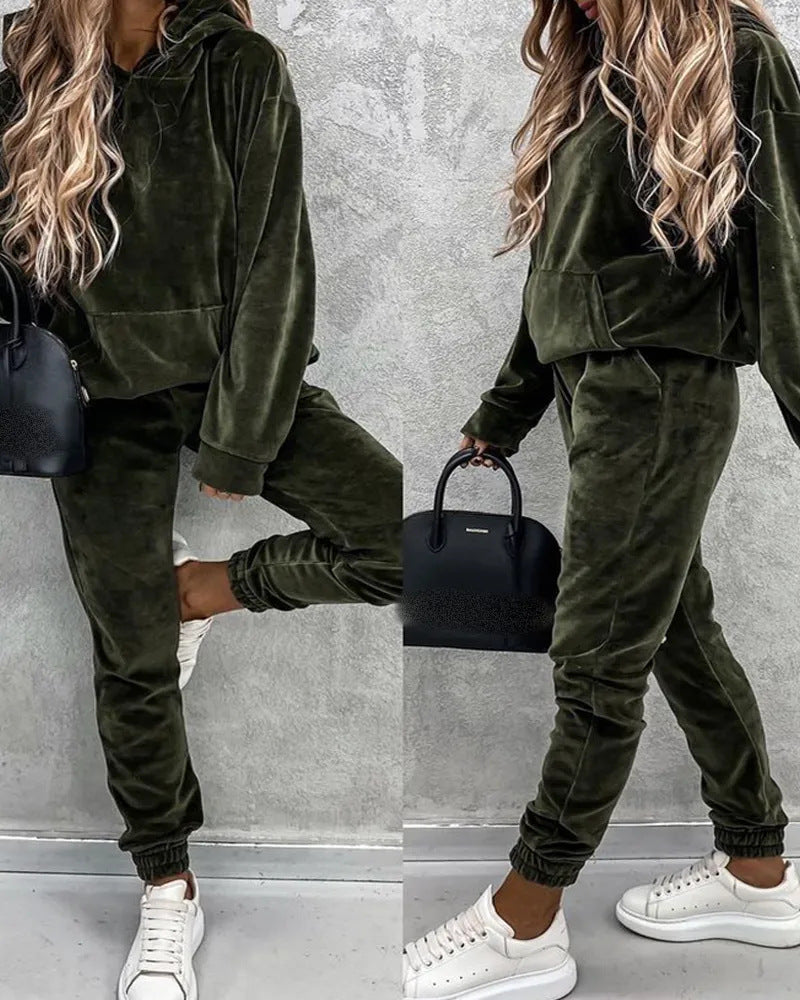Women's cozy velvet jogging suit with hood and elastic waistband Chic & Stil