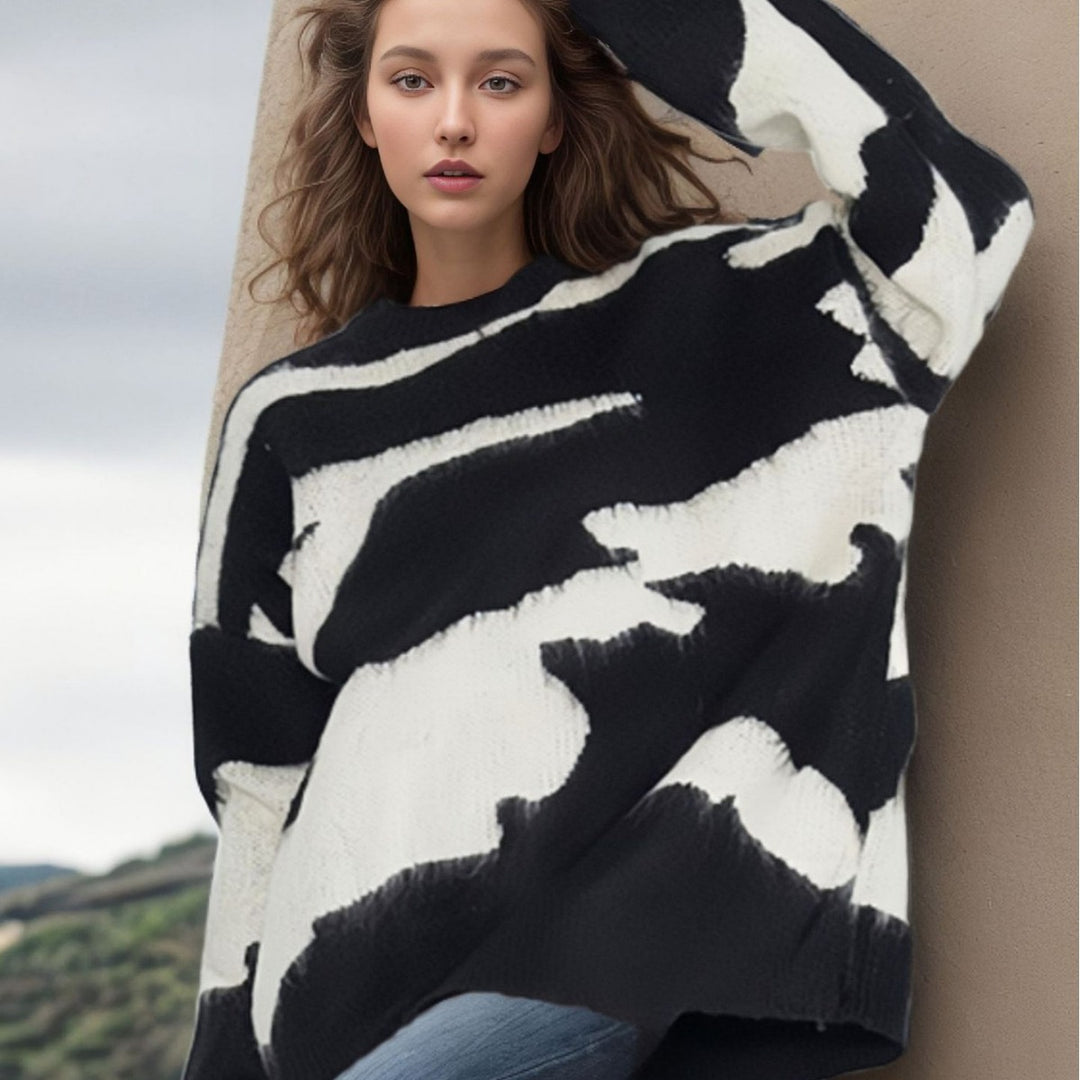 Oversized knitted round neck sweater for women with a modern animal pattern Lune London