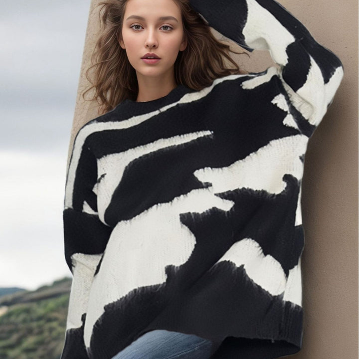 Oversized knitted round neck sweater for women with a modern animal pattern Lune London