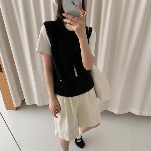Knitted cardigan for women in soft and fluffy material with a chic and stylish modern fit