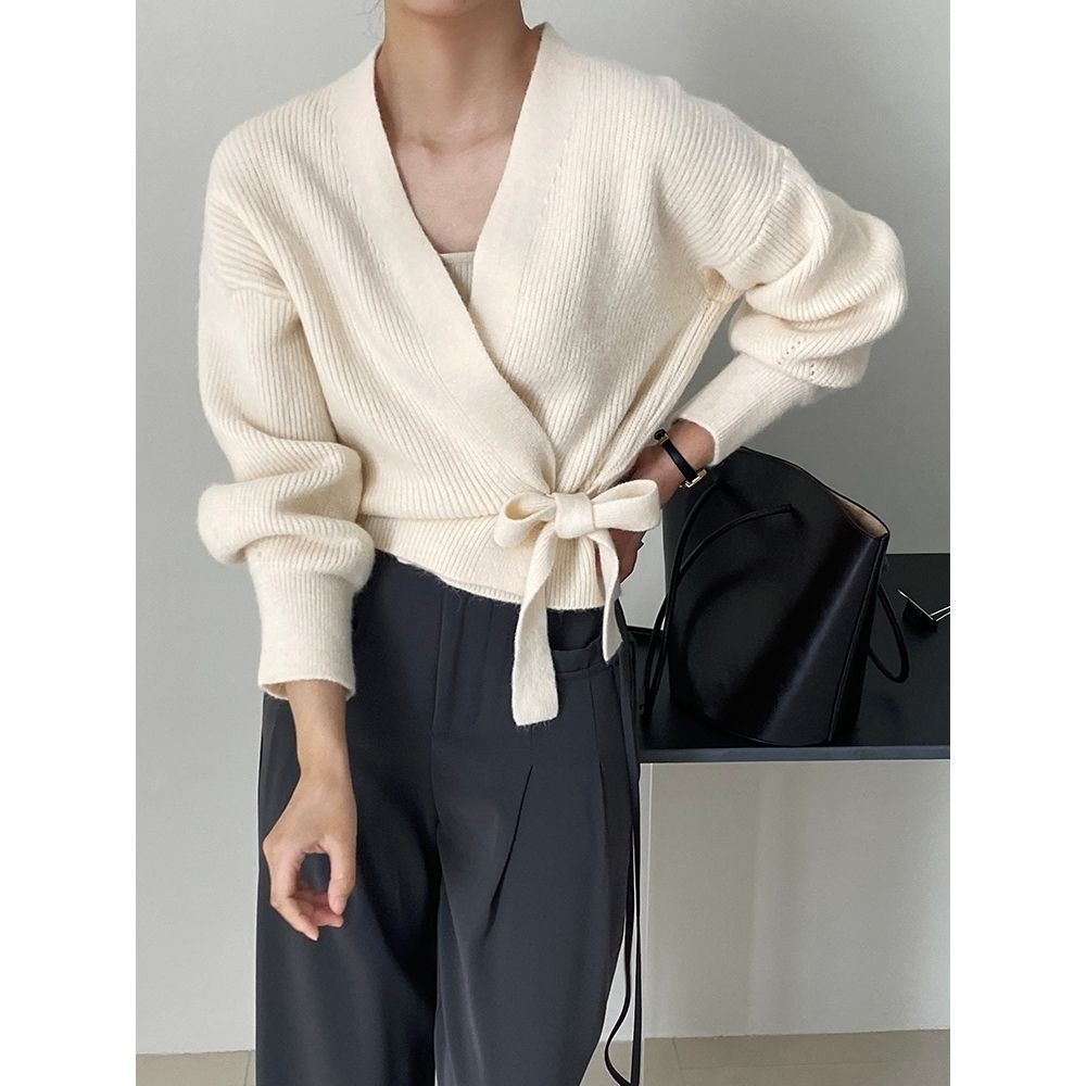 Pull élégant pour femmes à enrouler avec col en V et cordon de serrage à la taille Chic & Stil