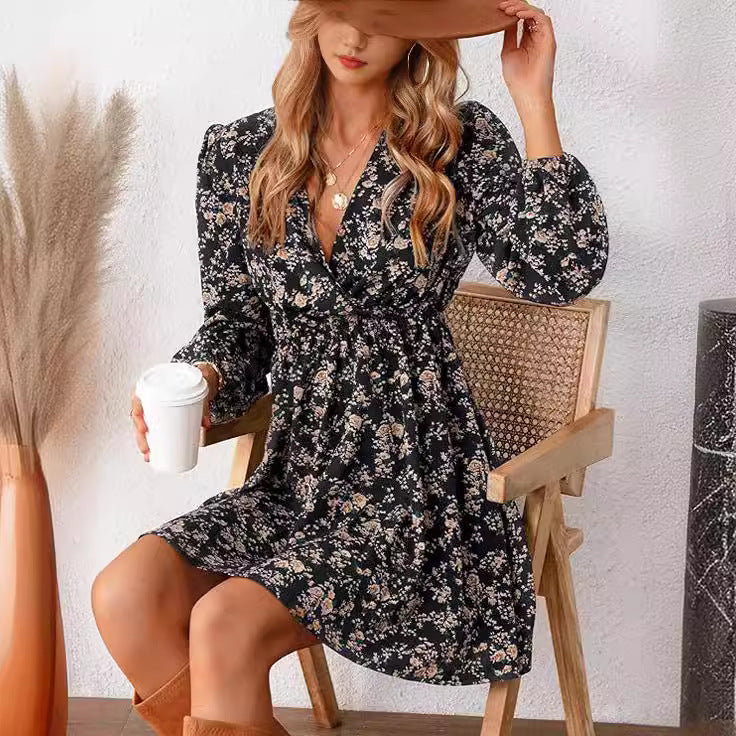 Robe florale pour femmes avec décolleté en V et design ajusté Chic & Stil