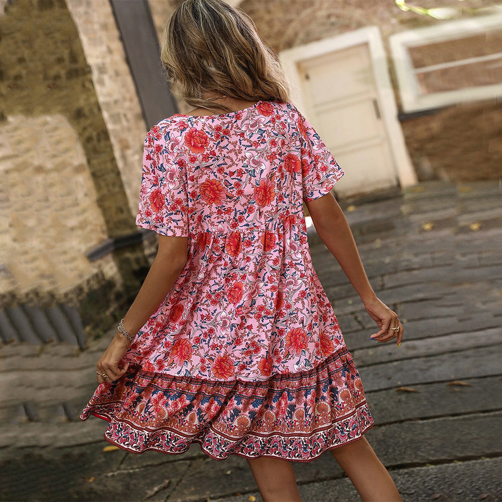 Robe d'été florale pour femmes avec ourlet à volants ludique et détail de boutons Chic & Stil
