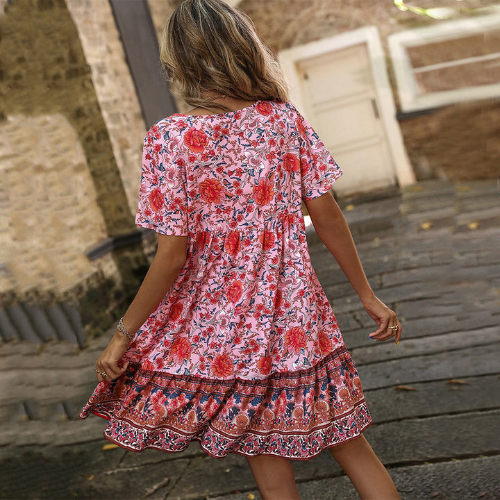 Robe d'été florale pour femmes avec ourlet à volants ludique et détail de boutons Chic & Stil