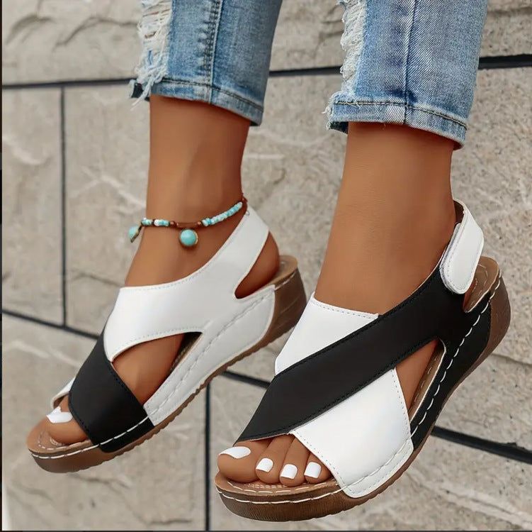 Chic und Stil stylish vacation sandals for women with comfortable sole and trendy closure system