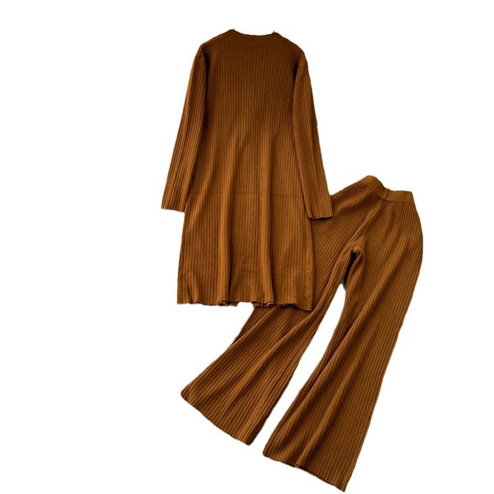 Elegant women's knitted set with V-neck and wide leg Lune London