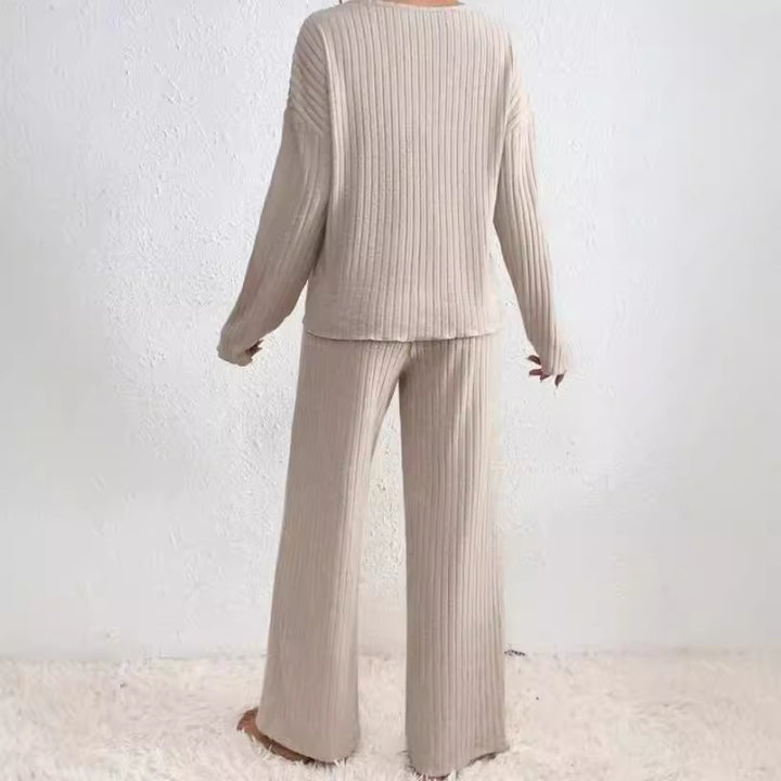 Women Comfortable knit set with V-neck and ribbed structure Lune London