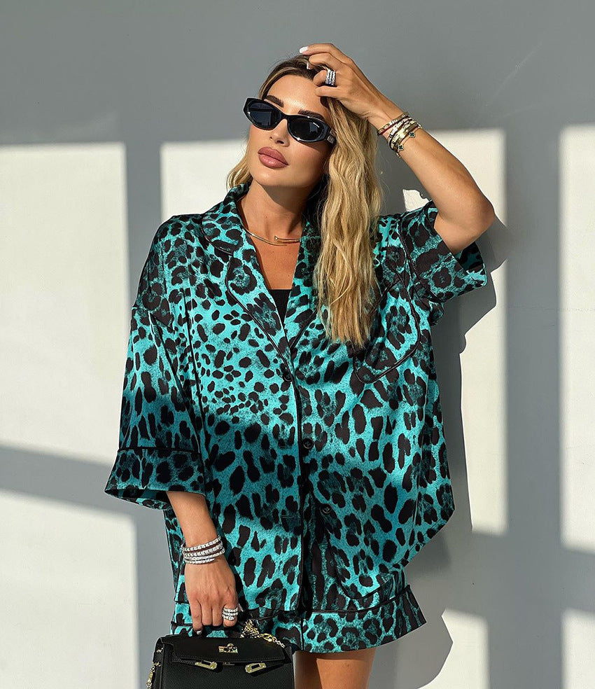 Short satin blouse with short sleeves for women with leopard print and relaxed fit Lune London